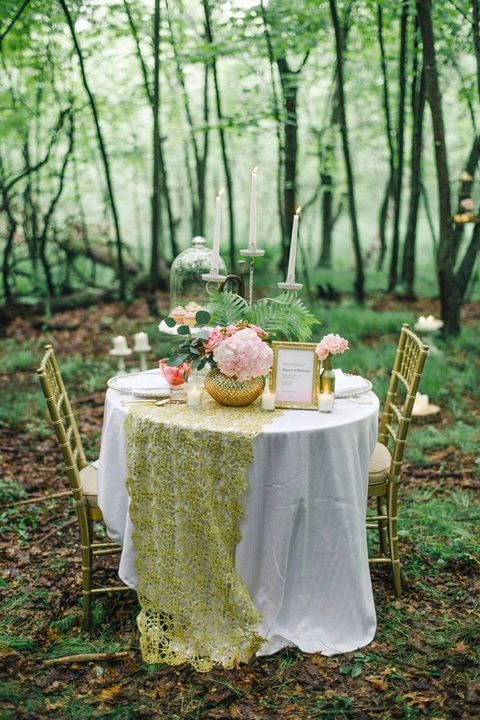 10 Charming Round Table Ideas for a Close-Knit Atmosphere at Your Overseas Wedding ♩にて紹介している画像