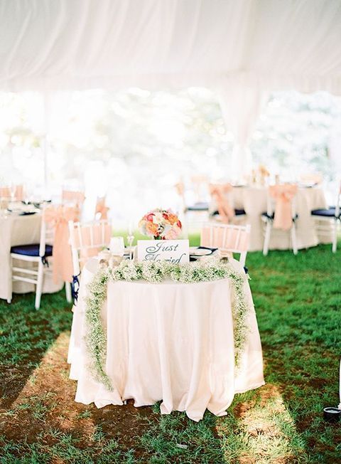 10 Charming Round Table Ideas for a Close-Knit Atmosphere at Your Overseas Wedding ♩にて紹介している画像