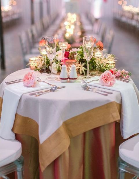 10 Charming Round Table Ideas for a Close-Knit Atmosphere at Your Overseas Wedding ♩にて紹介している画像