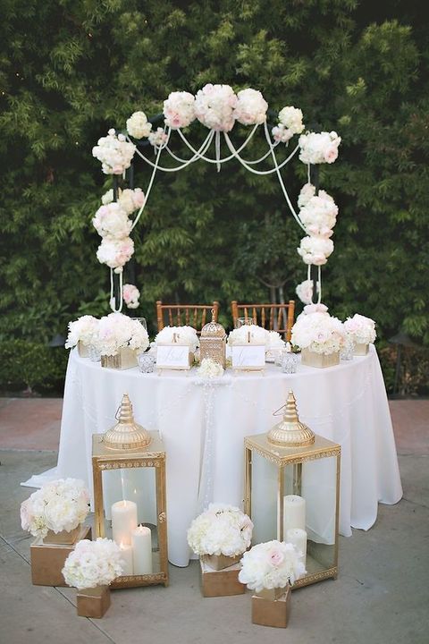 10 Charming Round Table Ideas for a Close-Knit Atmosphere at Your Overseas Wedding ♩にて紹介している画像