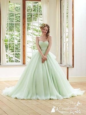 20 enchanting colored dresses for a seriously cute fairy-tale bride in fluffy marshmallow hues!にて紹介している画像
