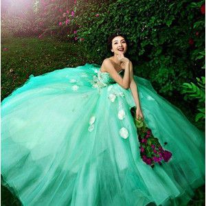 20 enchanting colored dresses for a seriously cute fairy-tale bride in fluffy marshmallow hues!にて紹介している画像