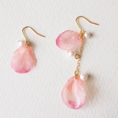 ハンドメイドアクセ作りの参考にできる＊お花をつかった花びらピアスのデザイン例まとめ♡にて紹介している画像