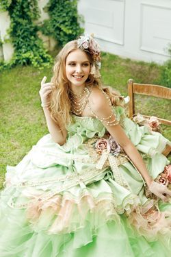 20 enchanting colored dresses for a seriously cute fairy-tale bride in fluffy marshmallow hues!にて紹介している画像