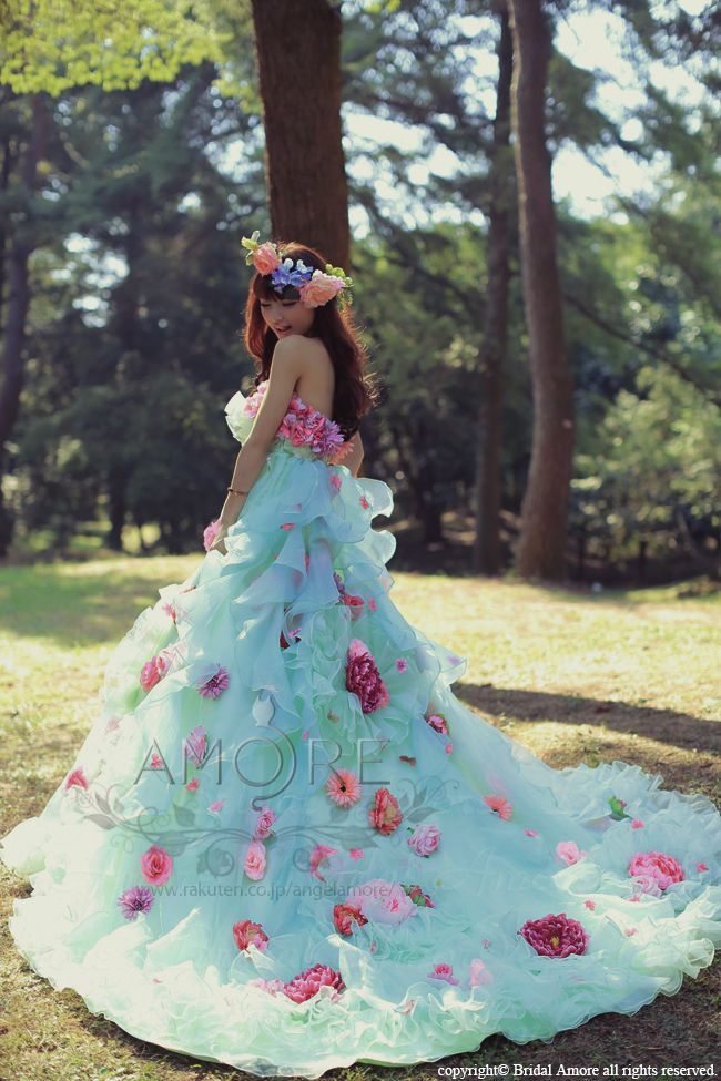 20 enchanting colored dresses for a seriously cute fairy-tale bride in fluffy marshmallow hues!にて紹介している画像