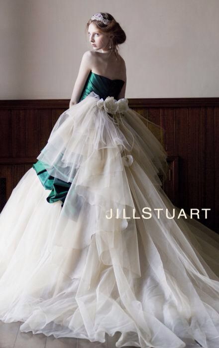 20 enchanting colored dresses for a seriously cute fairy-tale bride in fluffy marshmallow hues!にて紹介している画像