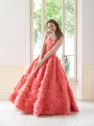 20 enchanting colored dresses for a seriously cute fairy-tale bride in fluffy marshmallow hues!にて紹介している画像