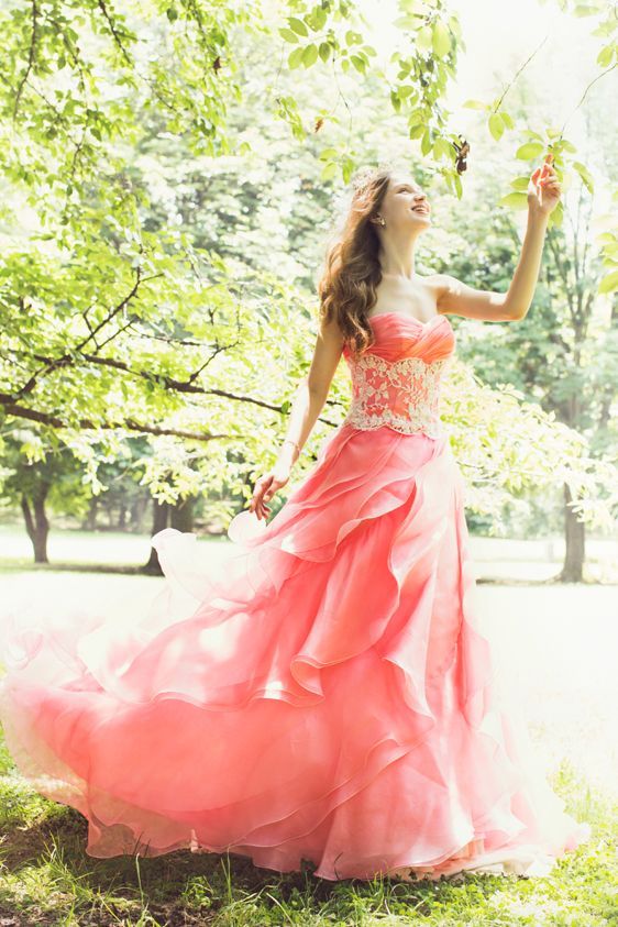 20 enchanting colored dresses for a seriously cute fairy-tale bride in fluffy marshmallow hues!にて紹介している画像