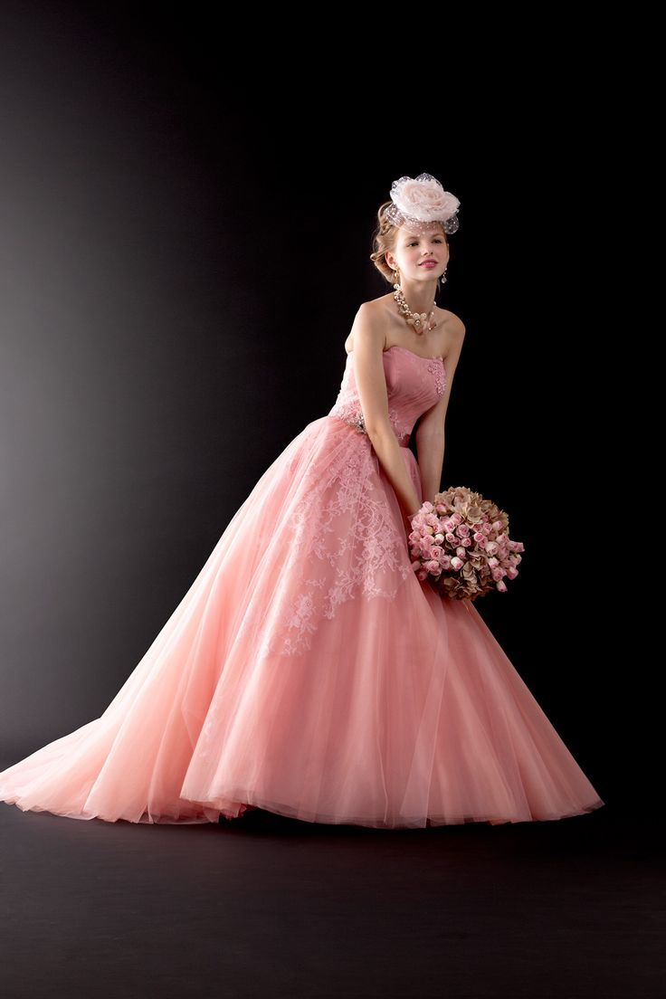 20 enchanting colored dresses for a seriously cute fairy-tale bride in fluffy marshmallow hues!にて紹介している画像