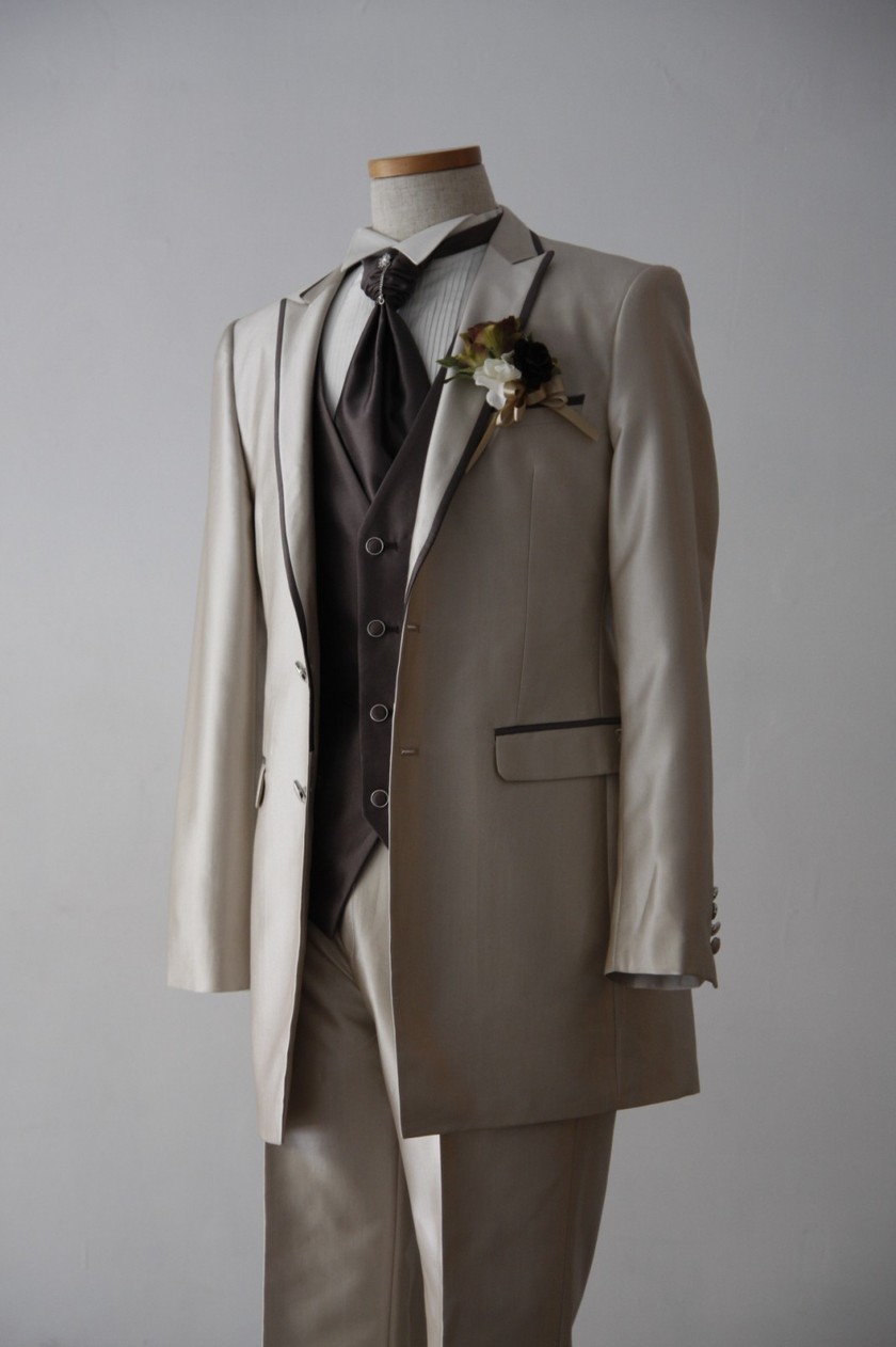 "Stunning Tuxedos from Annie Bridal Available for Just 50,000 Yen!"にて紹介している画像