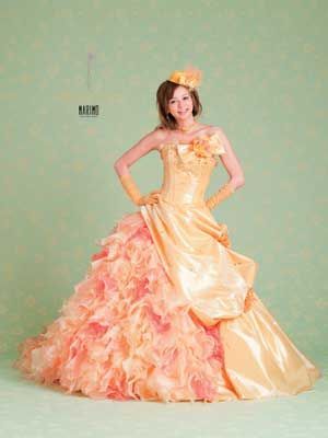 20 enchanting colored dresses for a seriously cute fairy-tale bride in fluffy marshmallow hues!にて紹介している画像