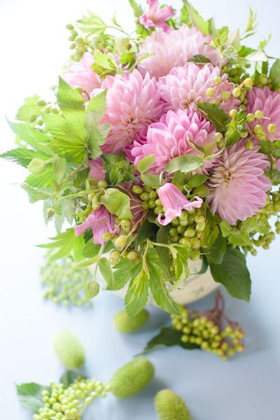 For Brides Who Want to Carry a Pink Wedding Bouquet: Top 5 Must-Have Showstopper Flowers♡にて紹介している画像