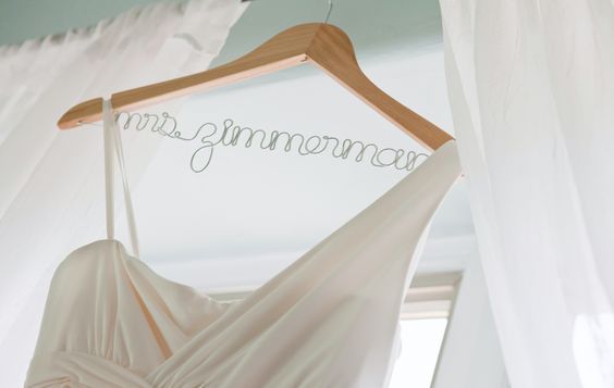 Stylish Brides: A Collection of Adorable Bridal Hangers Curated by Seasoned Brides from Their Makeup Rooms♡☆*彡にて紹介している画像
