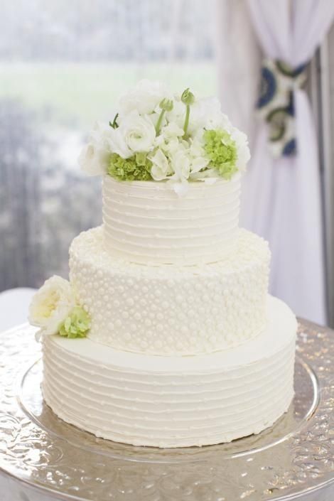 Pure White: A Collection of Snowy White Wedding Cakes ♡にて紹介している画像