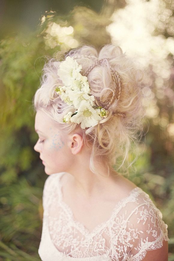Hair Takes Center Stage in Fashion! Gorgeous Bridal Styles with Big Hair ♡にて紹介している画像