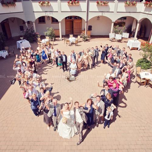 Expressing Gratitude to Family at the Wedding: A Collection of Family Photos to Inspire and Heartfelt Gift Ideas That Will Make You Tear Up! ❤️にて紹介している画像