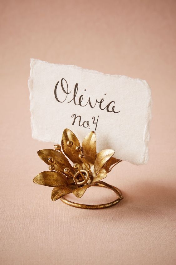 "From Photo Flops to Garlands: 10 Wedding Items from BHLDN You Will Love!"にて紹介している画像