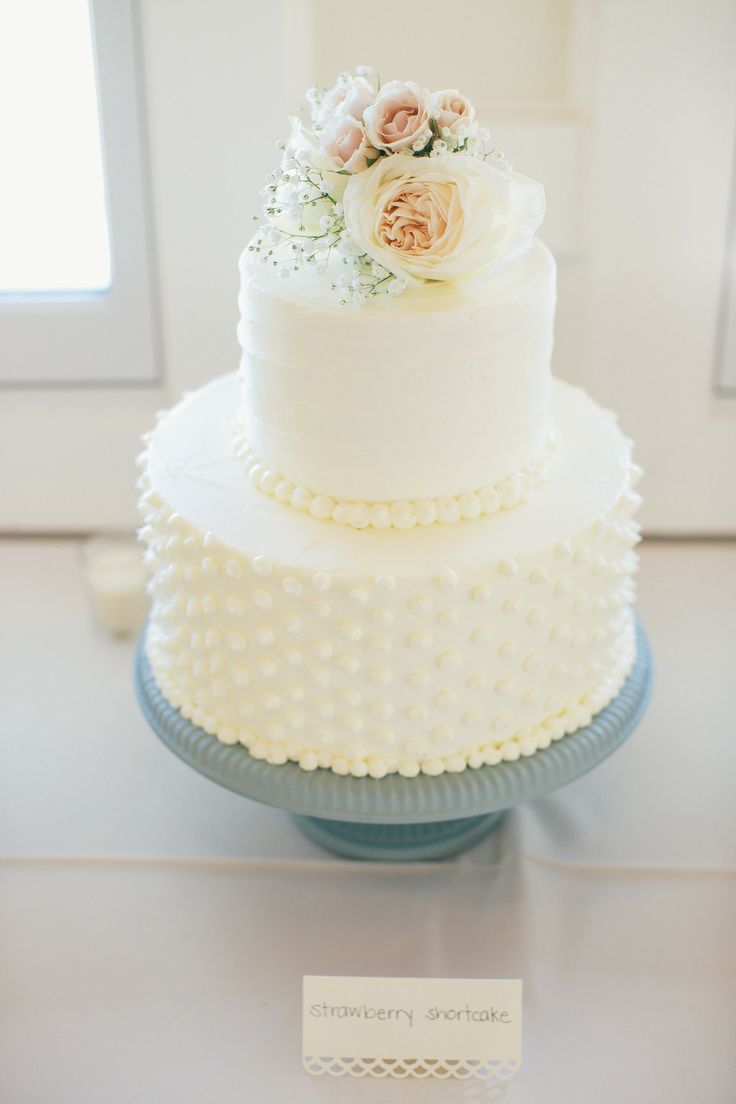 Pure White: A Collection of Snowy White Wedding Cakes ♡にて紹介している画像
