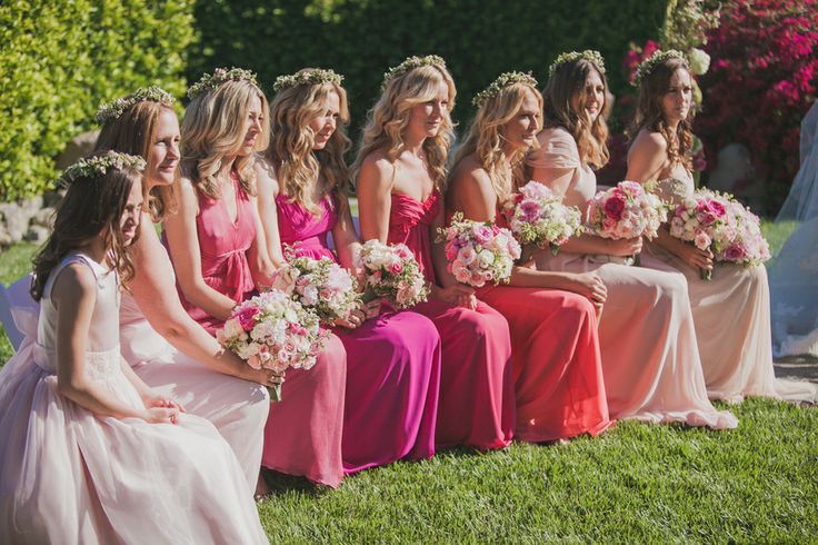 Not Matching Dresses but Unified Style: Dresses that Best Highlight Each Character!にて紹介している画像