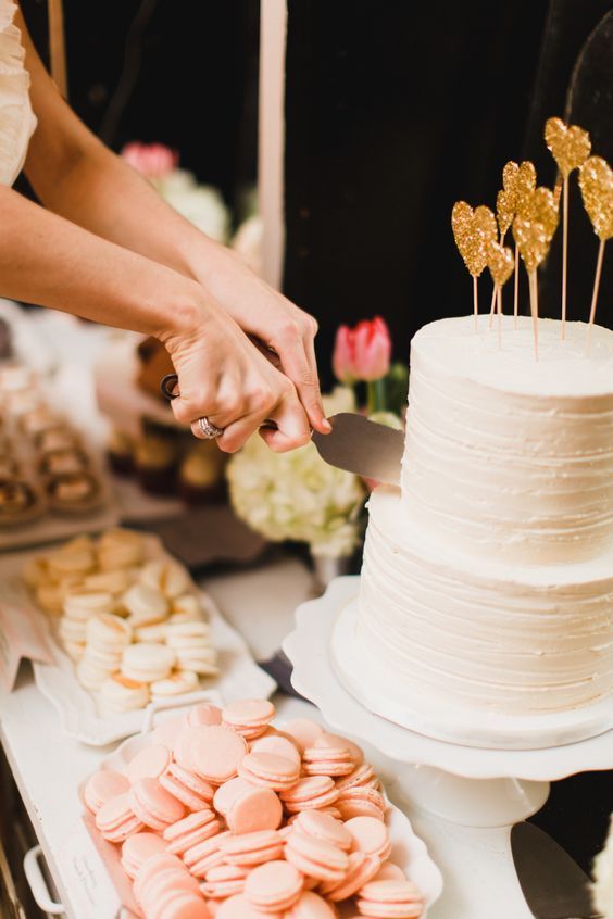 "Choosing the Perfect Moment: A Guide to the Best Timing and Recommended Scenes for the Cake Cutting at Weddings"にて紹介している画像