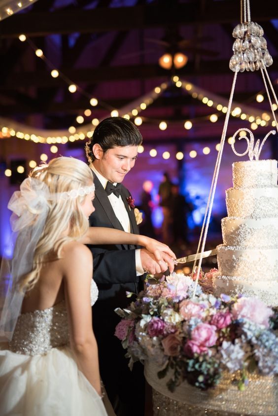 "Choosing the Perfect Moment: A Guide to the Best Timing and Recommended Scenes for the Cake Cutting at Weddings"にて紹介している画像