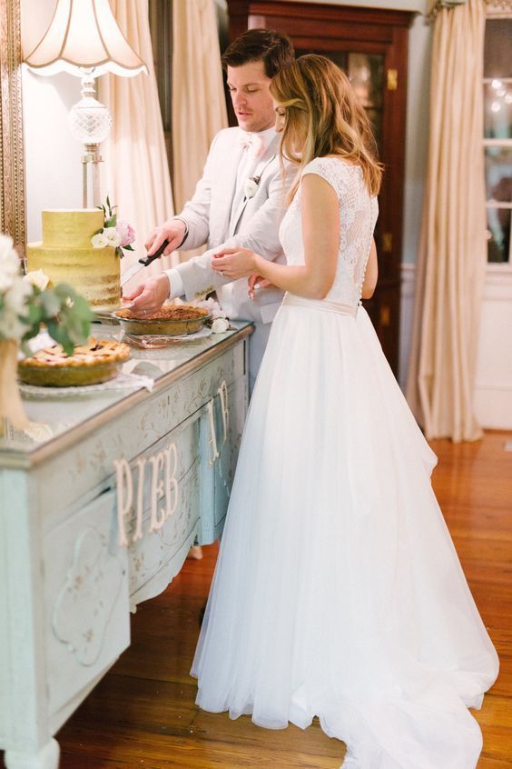 "Choosing the Perfect Moment: A Guide to the Best Timing and Recommended Scenes for the Cake Cutting at Weddings"にて紹介している画像