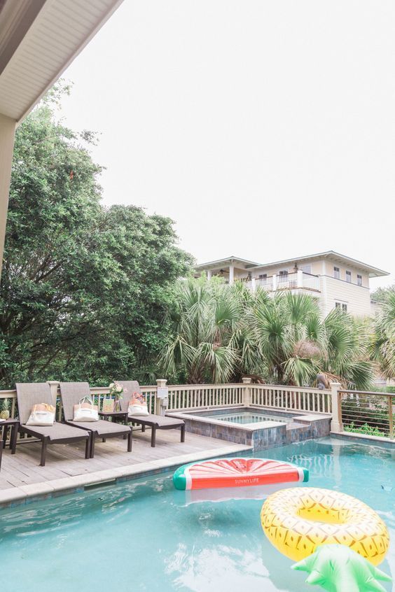 大きなプールを飾らないなんてもったいない！先輩花嫁さんの〔プール装飾〕デザイン14選☆*彡にて紹介している画像