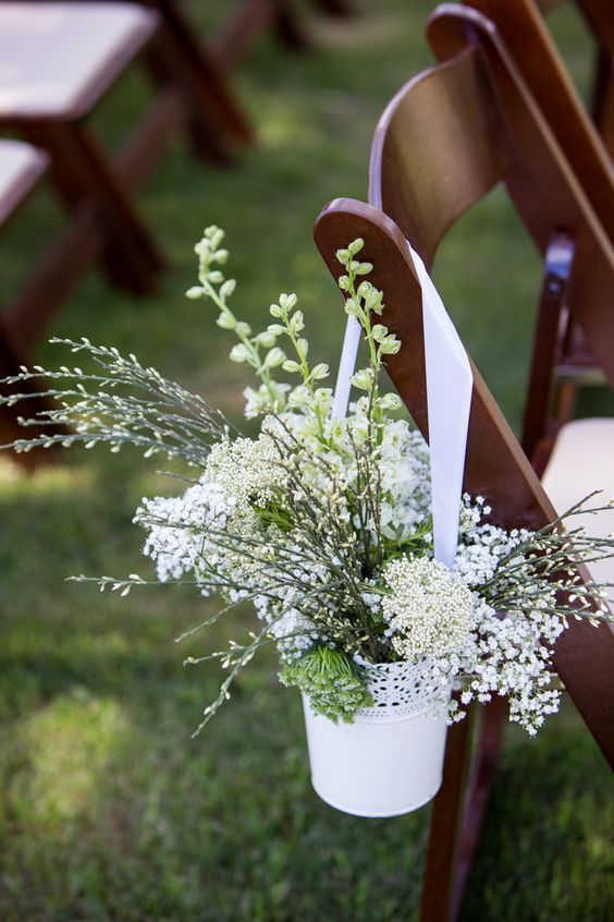 "Inspiring Ideas: 10 Adorable Venue Floral Arrangements Using IKEA's ¥299 Pot Covers!"にて紹介している画像