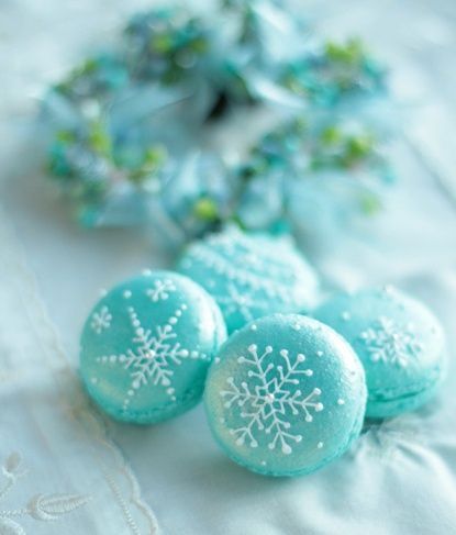 "Items to Use for an 'Frozen' Themed Wedding, Including Possible Elsa Dresses!"にて紹介している画像