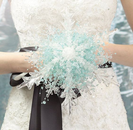 "Items to Use for an 'Frozen' Themed Wedding, Including Possible Elsa Dresses!"にて紹介している画像