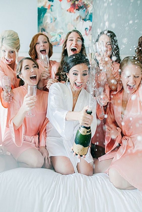 A Collection of Tips for Capturing Gorgeous and Cute Photos with Your Important Bridesmaids: Insights from Experienced Bridesにて紹介している画像