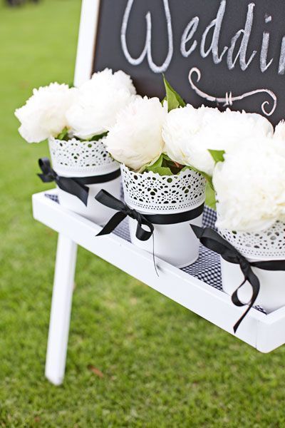 "Inspiring Ideas: 10 Adorable Venue Floral Arrangements Using IKEA's ¥299 Pot Covers!"にて紹介している画像