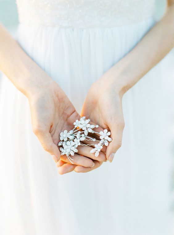 ＼必要なものは手の届く範囲に♡／結婚式当日、花嫁さんの手元に置いておきたい必需品10選＊にて紹介している画像
