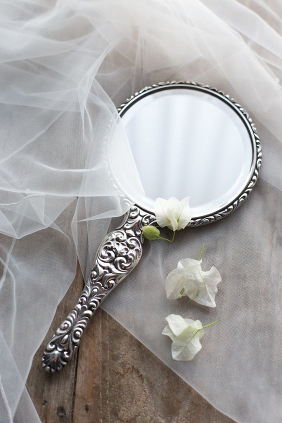 ＼必要なものは手の届く範囲に♡／結婚式当日、花嫁さんの手元に置いておきたい必需品10選＊にて紹介している画像