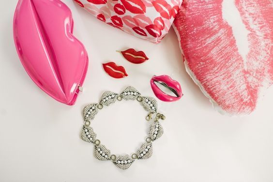 ＼必要なものは手の届く範囲に♡／結婚式当日、花嫁さんの手元に置いておきたい必需品10選＊にて紹介している画像