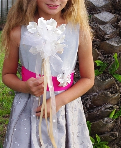 "Ribbon Wands Get a Floral Upgrade! A Trendy and Easy DIY 'Flower Wands'"にて紹介している画像