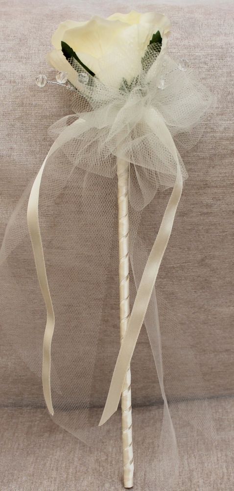"Ribbon Wands Get a Floral Upgrade! A Trendy and Easy DIY 'Flower Wands'"にて紹介している画像