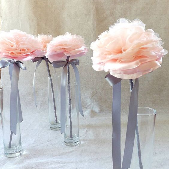 "Ribbon Wands Get a Floral Upgrade! A Trendy and Easy DIY 'Flower Wands'"にて紹介している画像