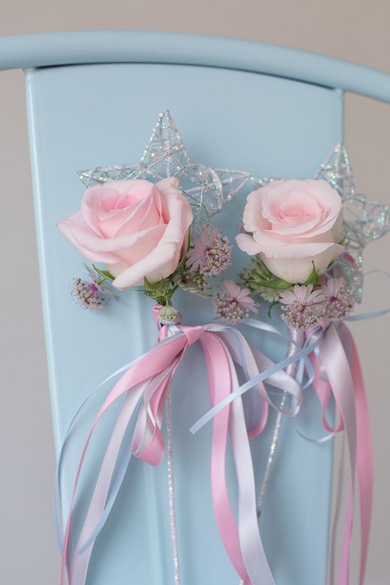 "Ribbon Wands Get a Floral Upgrade! A Trendy and Easy DIY 'Flower Wands'"にて紹介している画像