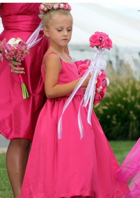 "Ribbon Wands Get a Floral Upgrade! A Trendy and Easy DIY 'Flower Wands'"にて紹介している画像
