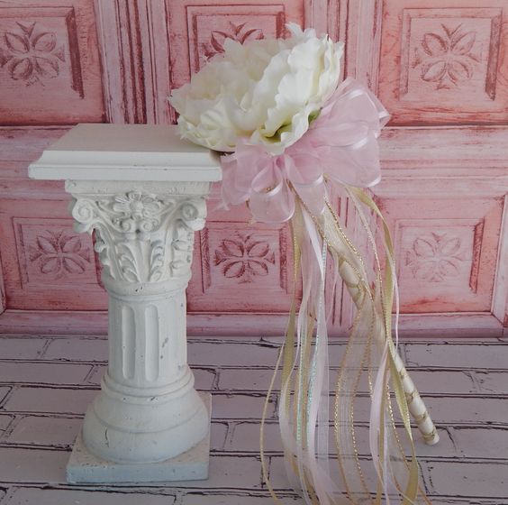 "Ribbon Wands Get a Floral Upgrade! A Trendy and Easy DIY 'Flower Wands'"にて紹介している画像