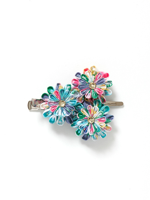 "Did You Know That the Adorable Accessories from 'fafa' (FeFe) Make Perfect Gifts for Weddings and Treats for Yourself?"にて紹介している画像