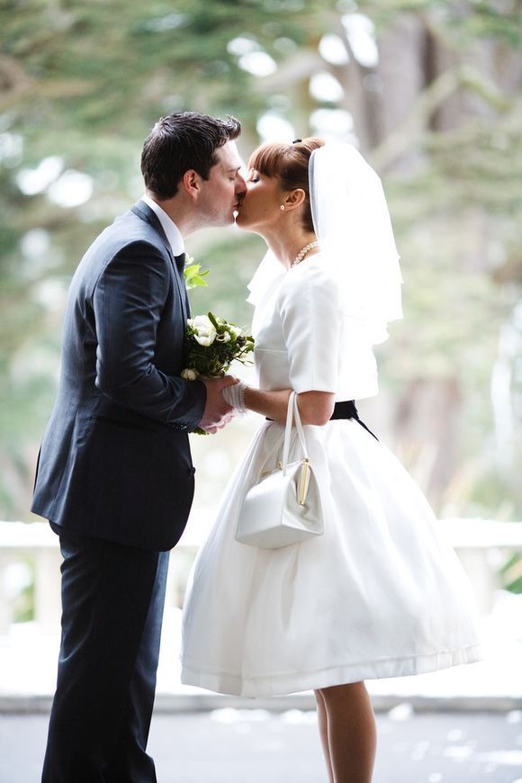 レトロ可愛い♡60年代風ヘアをまねしてトレンドをおさえたおしゃれ花嫁に♡にて紹介している画像