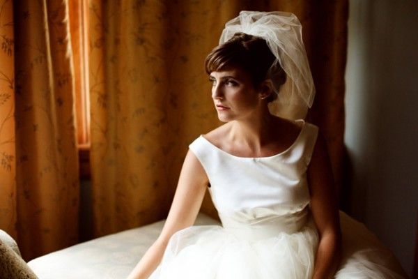 レトロ可愛い♡60年代風ヘアをまねしてトレンドをおさえたおしゃれ花嫁に♡にて紹介している画像