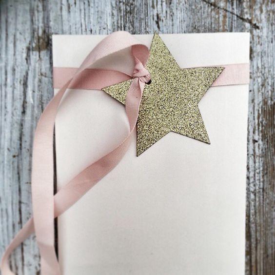 Don't Miss Out: The Allure of Glitter Paper, a Powerful Ally for Bridal DIY Projects – Tips and Ideas Explained!にて紹介している画像