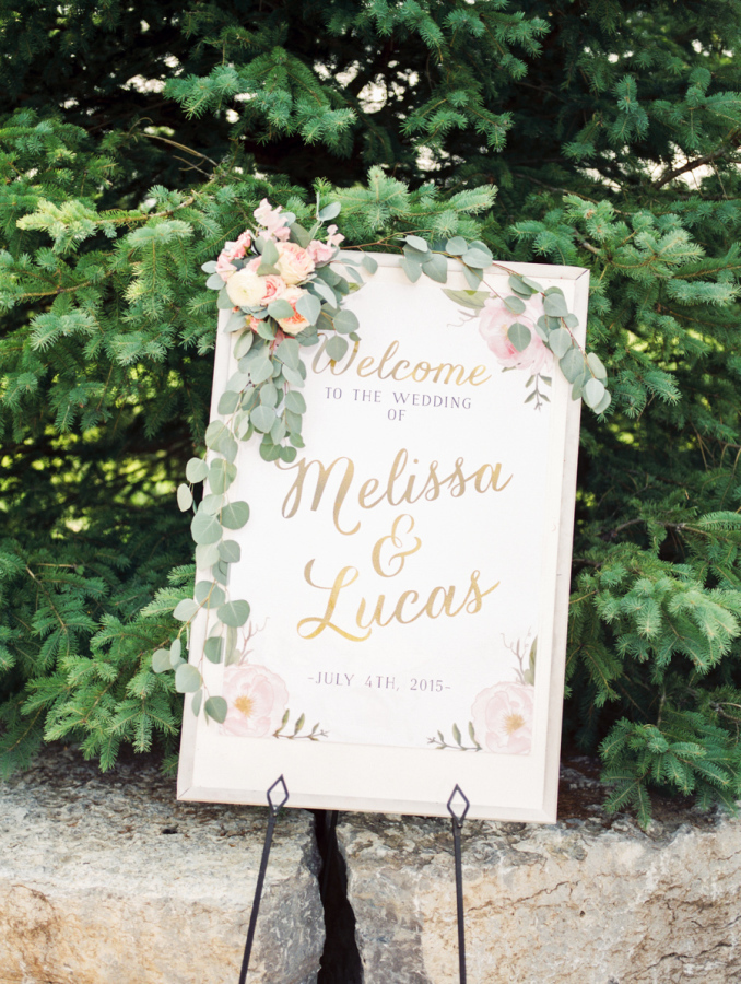 Chic and Simple: A Collection of Stylish International Designs for DIY Wedding Welcome Boards ♡にて紹介している画像