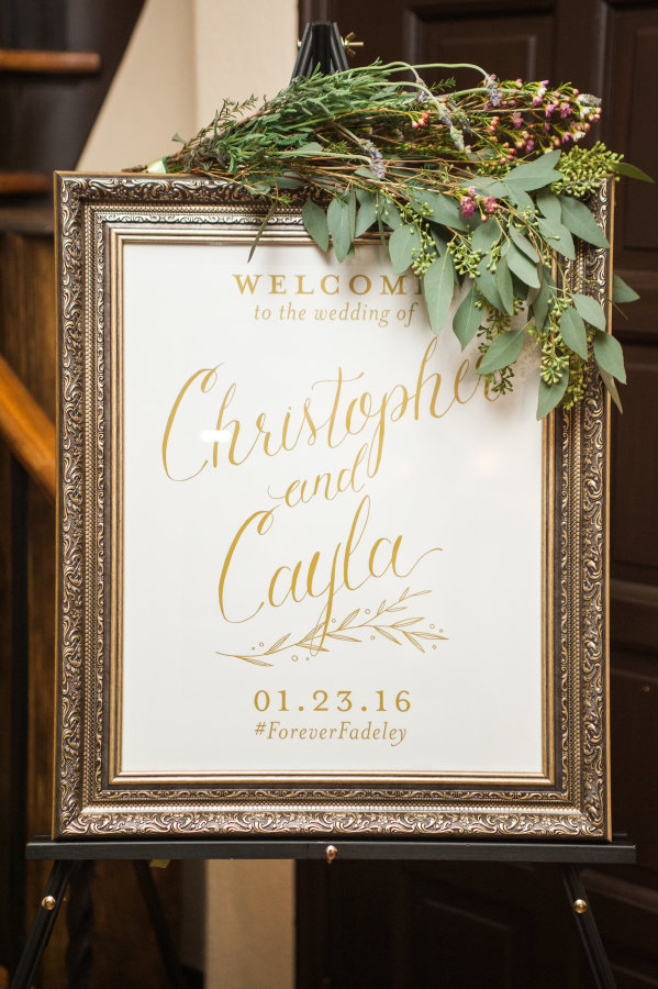 Chic and Simple: A Collection of Stylish International Designs for DIY Wedding Welcome Boards ♡にて紹介している画像