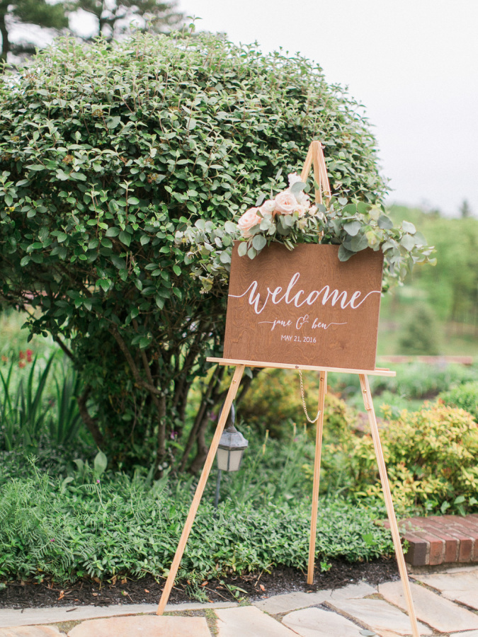 Chic and Simple: A Collection of Stylish International Designs for DIY Wedding Welcome Boards ♡にて紹介している画像
