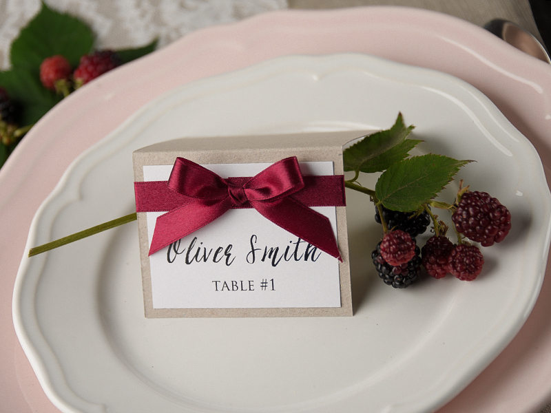 DIY Name Cards Inspiration: 10 Simple and Easy Designs for Folded Paper Place Cards ♥にて紹介している画像