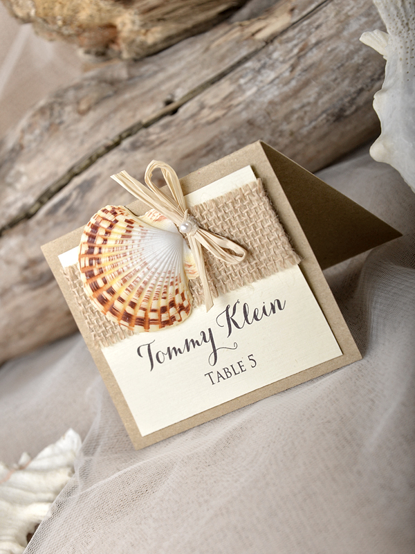 DIY Name Cards Inspiration: 10 Simple and Easy Designs for Folded Paper Place Cards ♥にて紹介している画像